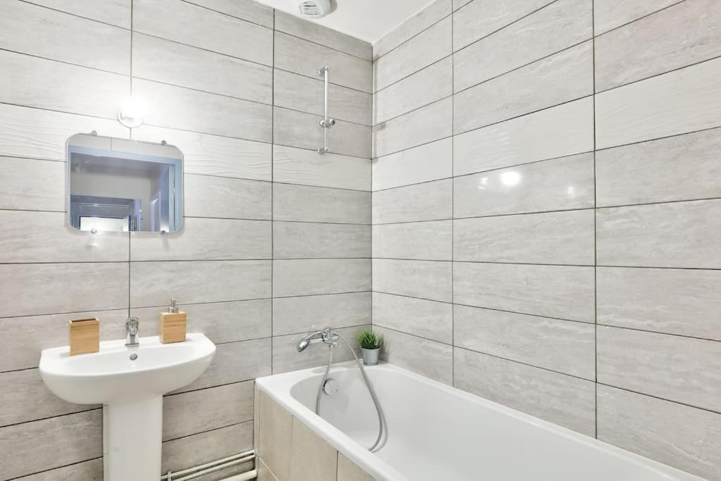 Villa Paris Nord: Tranquil Retreat with Private Parking and Garden Epinay-sur-Seine Exterior photo